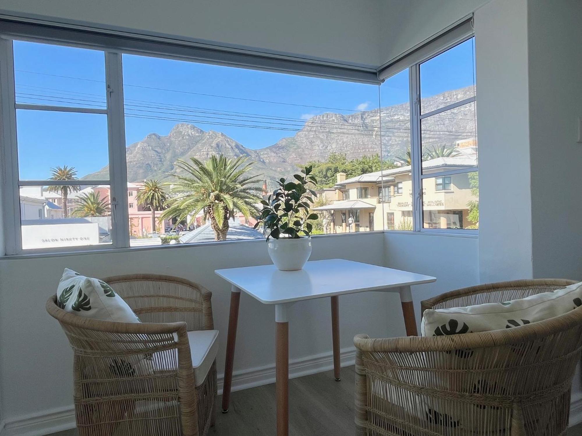 Chic With Mountain Views Apartment